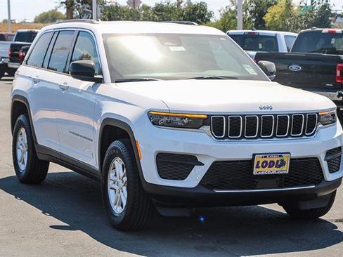 New 2025 Jeep Grand Cherokee Laredo image 5
