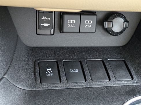 Used 2019 Toyota Highlander Limited FWD image 28