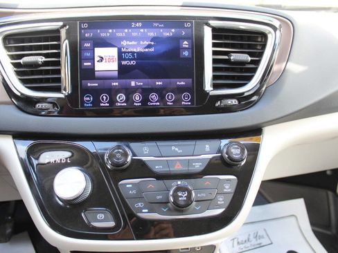 Used 2018 Chrysler Pacifica Touring-L Plus image 32