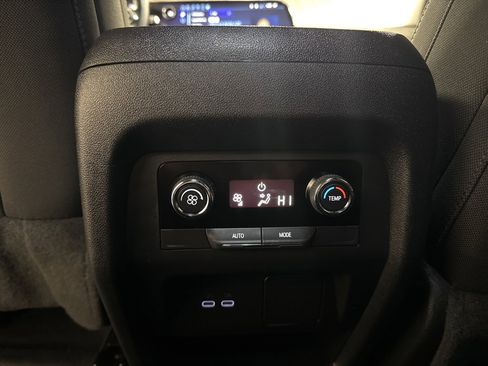 Used 2025 Chevrolet Traverse LT image 28