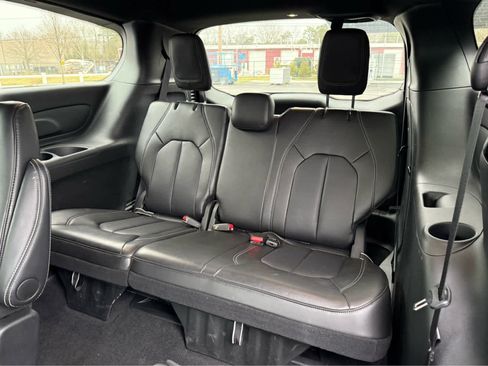 Used 2025 Chrysler Pacifica Select image 8