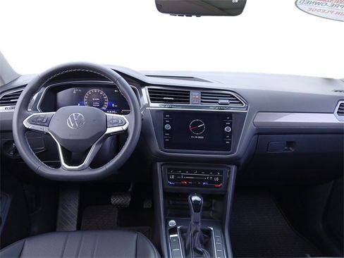 Used 2024 Volkswagen Tiguan SE w/ Panoramic Sunroof Package image 22
