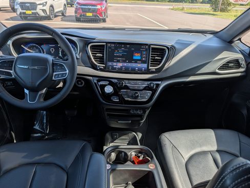 Used 2025 Chrysler Pacifica Select FWD image 10