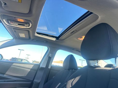 Used 2025 Hyundai Elantra SEL image 30