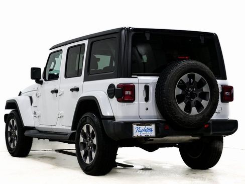 Used 2018 Jeep Wrangler Unlimited Sahara image 9
