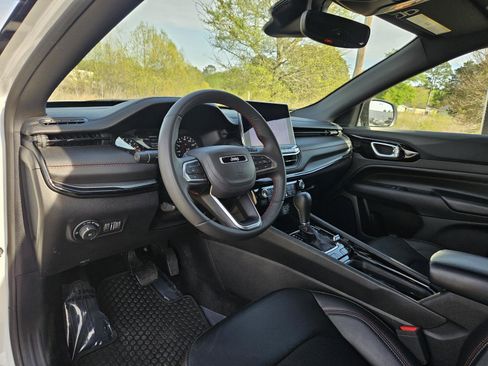 Used 2025 Jeep Compass Trailhawk AWD/4WD image 15