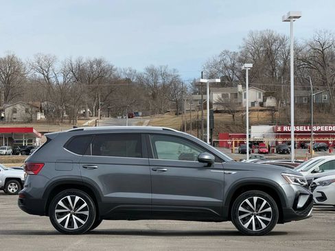 Used 2022 Volkswagen Taos SEL w/ Panoramic Sunroof Package AWD/4WD image 5
