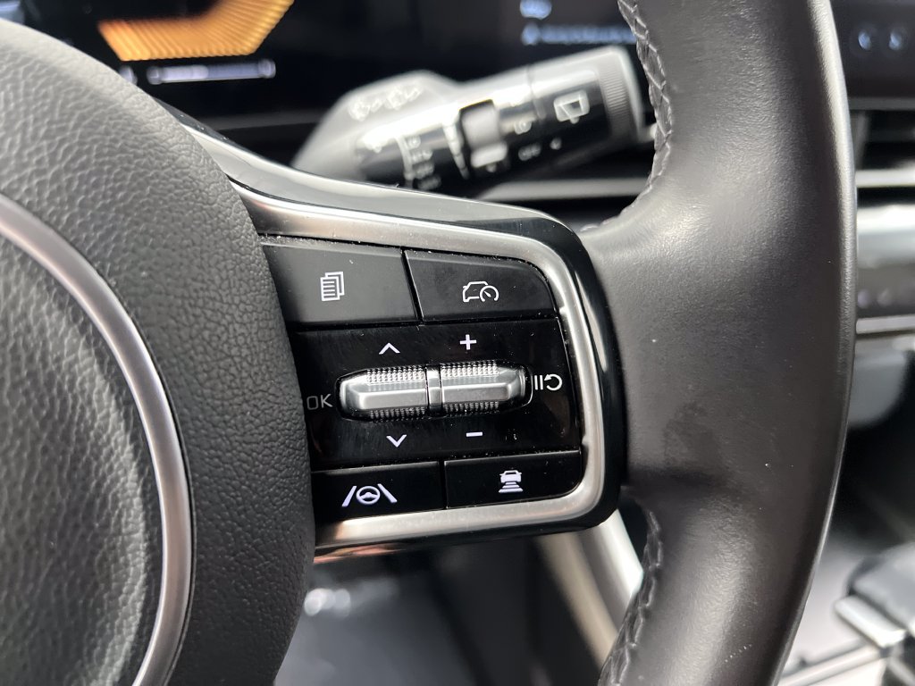 Used 2025 Kia Carnival FWD image 52