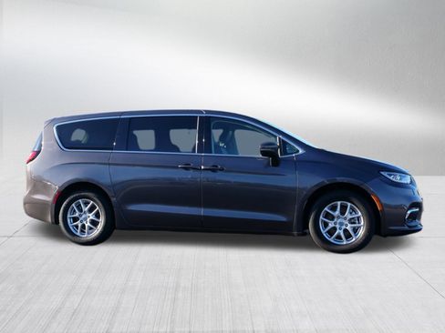 Used 2023 Chrysler Pacifica Touring-L image 2