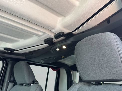Used 2025 Jeep Gladiator Rubicon w/ Convenience Group AWD/4WD image 11