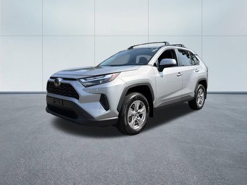 Used 2025 Toyota RAV4 XLE AWD/4WD image 2
