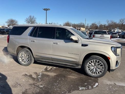 Used 2023 GMC Yukon SLT w/ SLT Luxury Package image 4