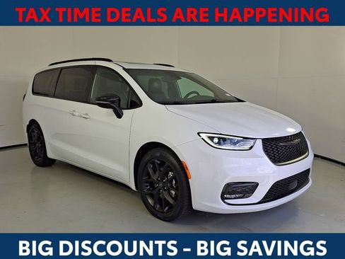 Used 2025 Chrysler Pacifica Limited image 1