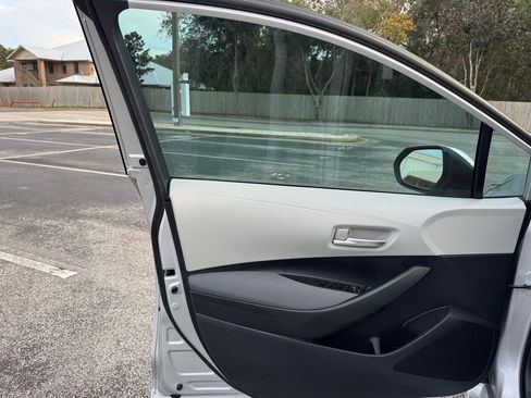 Used 2021 Toyota Corolla LE image 31