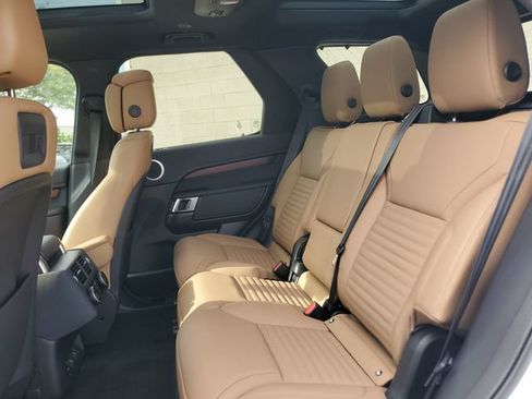 Used 2024 Land Rover Discovery Dynamic SE AWD/4WD image 11