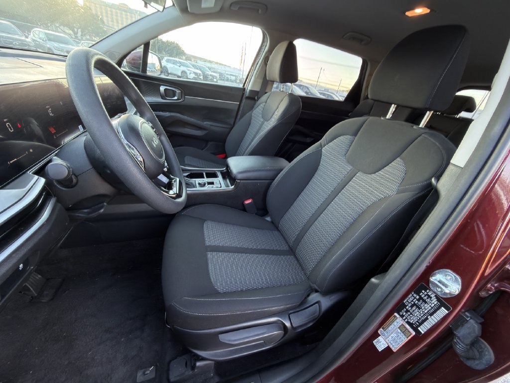 Used 2025 Kia Sorento LX FWD image 9