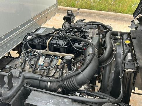 Used 2018 Isuzu NPR RWD image 24