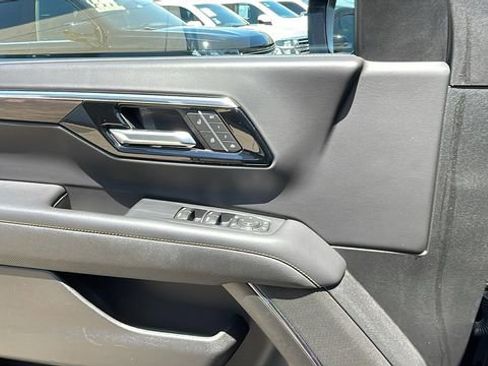 Used 2025 Chevrolet Suburban Premier RWD image 28