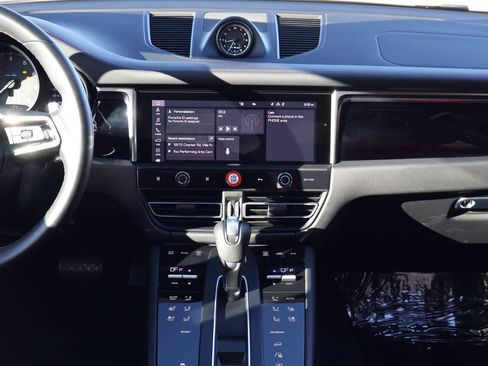 Certified 2025 Porsche Macan image 20