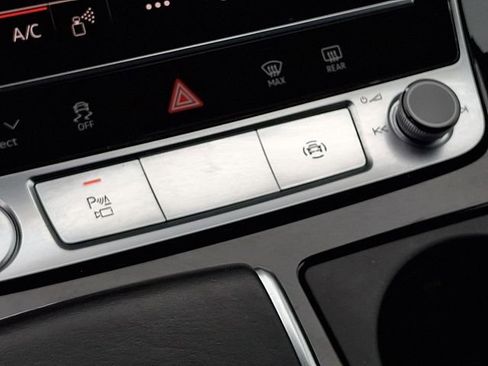 Used 2020 Audi Q8 Prestige w/ Prestige Package image 30