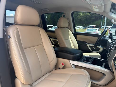 Used 2018 Nissan Titan SV w/ SV Convenience Package AWD/4WD image 21