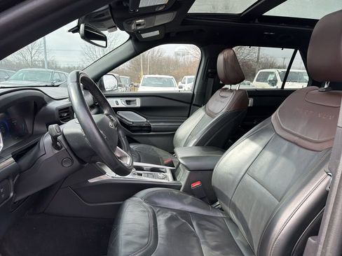Used 2022 Ford Explorer Platinum w/ Technology Package image 6