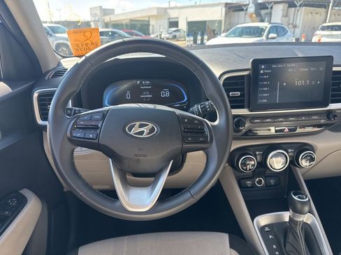 Used 2025 Hyundai Venue SEL image 17
