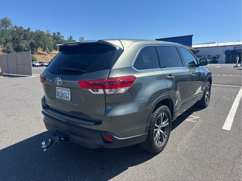 Used 2018 Toyota Highlander LE FWD image 5
