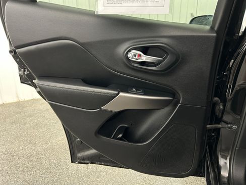 Used 2019 Jeep Cherokee Limited AWD/4WD image 27