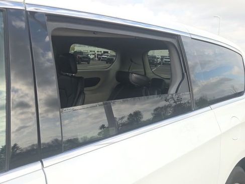Used 2023 Chrysler Pacifica Touring-L FWD image 23