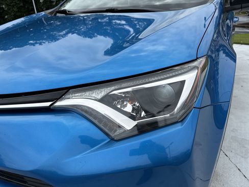 Used 2018 Toyota RAV4 LE FWD image 6