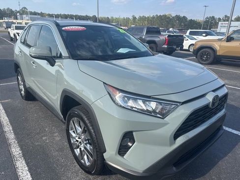 Used 2021 Toyota RAV4 XLE Premium image 2