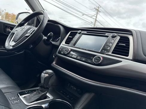 Used 2019 Toyota Highlander XLE AWD/4WD image 25