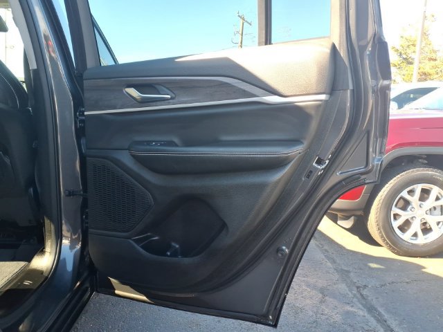 Certified 2023 Jeep Grand Cherokee Limited w/ Black Appearance Package AWD/4WD image 11