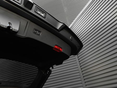 Certified 2025 Porsche Cayenne AWD/4WD image 27