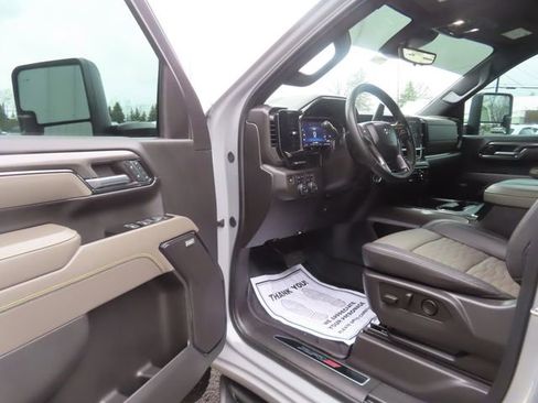 Used 2024 Chevrolet Silverado 2500 ZR2 w/ Technology Package AWD/4WD image 19