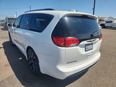 Used 2019 Chrysler Pacifica Touring-L w/ S Appearance Package FWD image 10