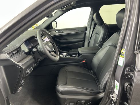 New 2025 Jeep Grand Cherokee Overland image 10