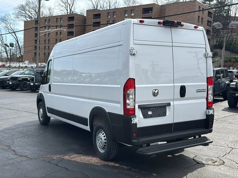 Used 2025 RAM ProMaster 2500 w/ Convenience Group image 9