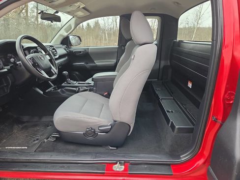 Used 2017 Toyota Tacoma SR image 12