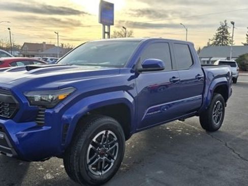 Used 2025 Toyota Tacoma SR5 image 3