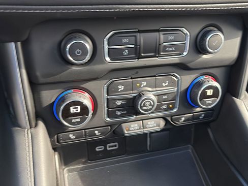 Used 2024 Chevrolet Tahoe Z71 w/ Luxury Package image 29