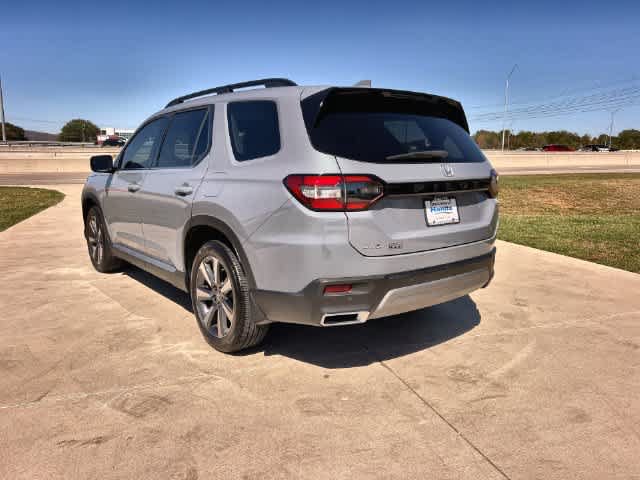 Certified 2025 Honda Pilot Touring image 5