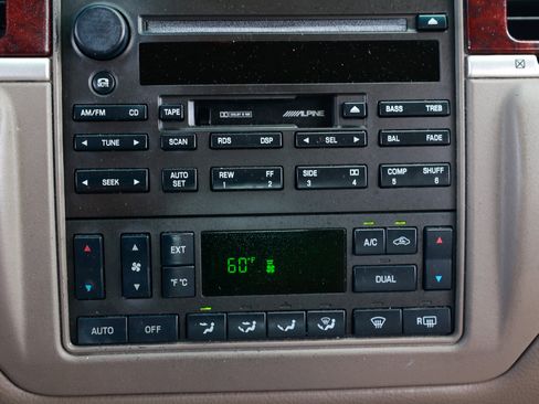 Used 2003 Lincoln Town Car Signature image 32