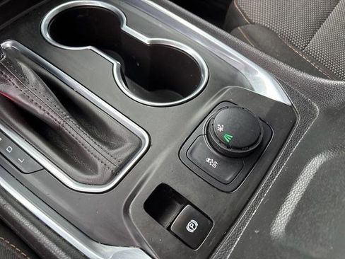 Used 2020 Chevrolet Traverse LT image 27