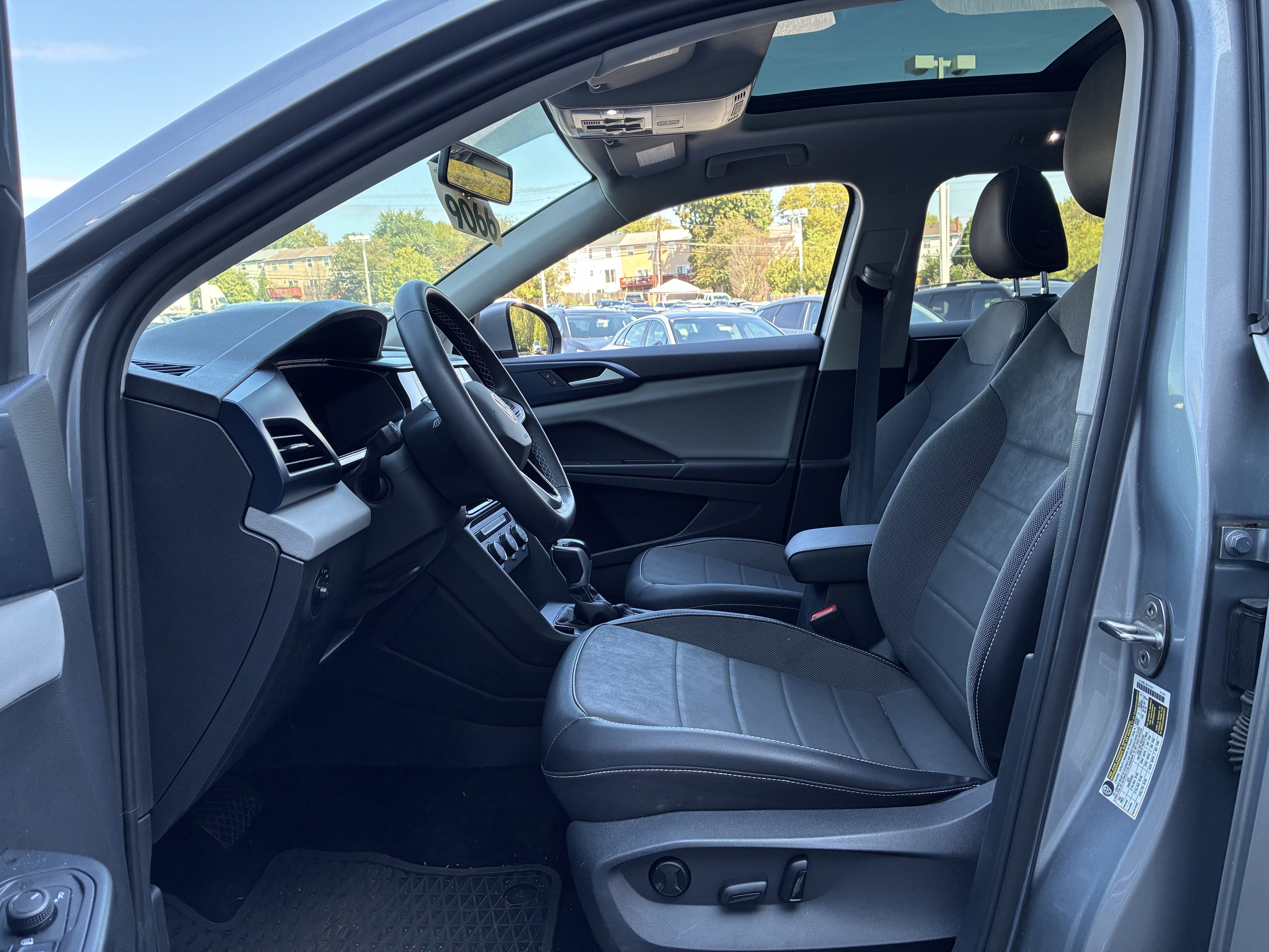 Certified 2022 Volkswagen Taos SE w/ Panoramic Sunroof Package FWD image 15