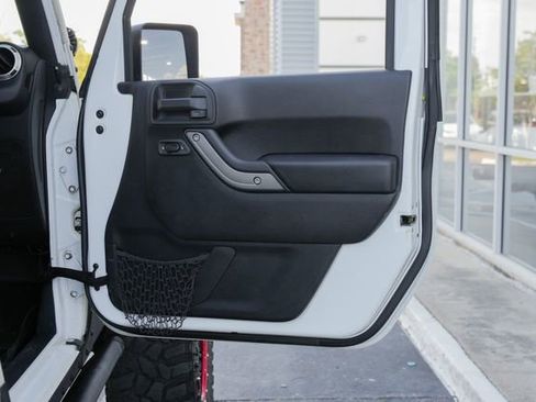 Used 2016 Jeep Wrangler Unlimited Rubicon w/ Connectivity Group AWD/4WD image 31