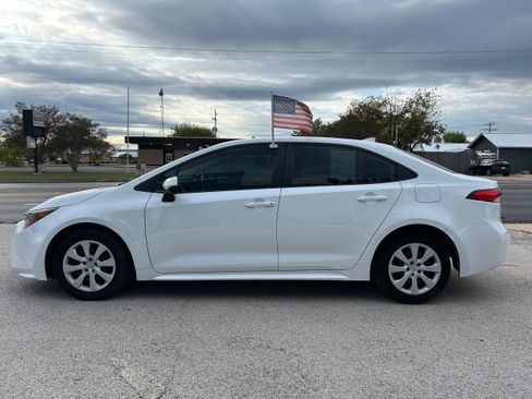 Used 2024 Toyota Corolla LE image 4