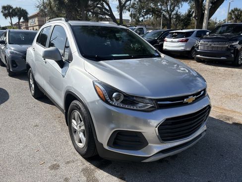 Used 2022 Chevrolet Trax LT w/ LT Convenience Package image 1