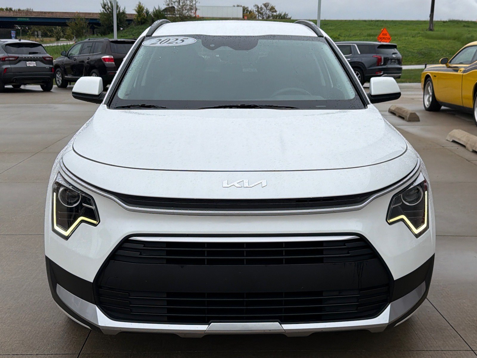 Used 2025 Kia Niro LX FWD image 3